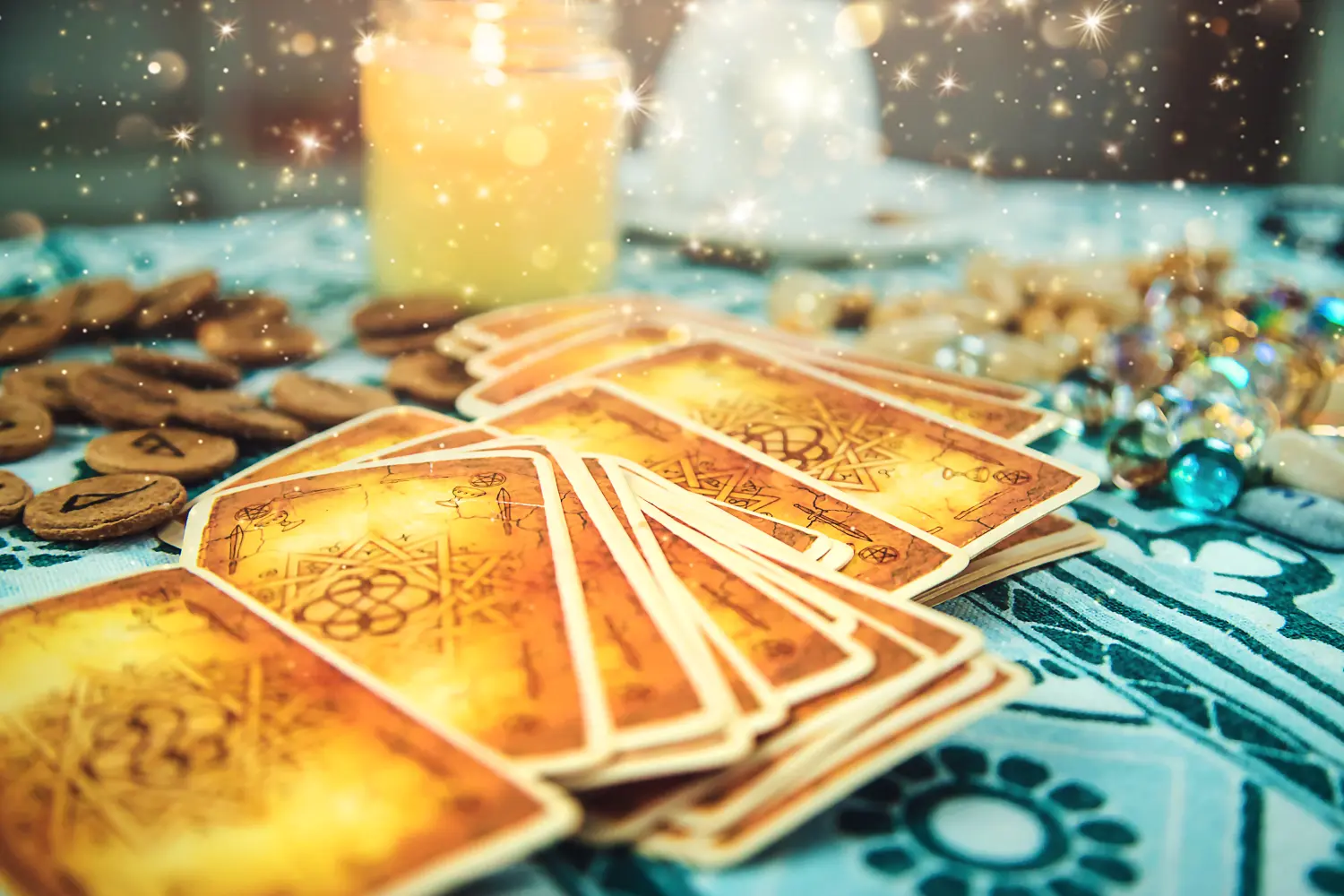 Tarotkarten auf dem Tisch.