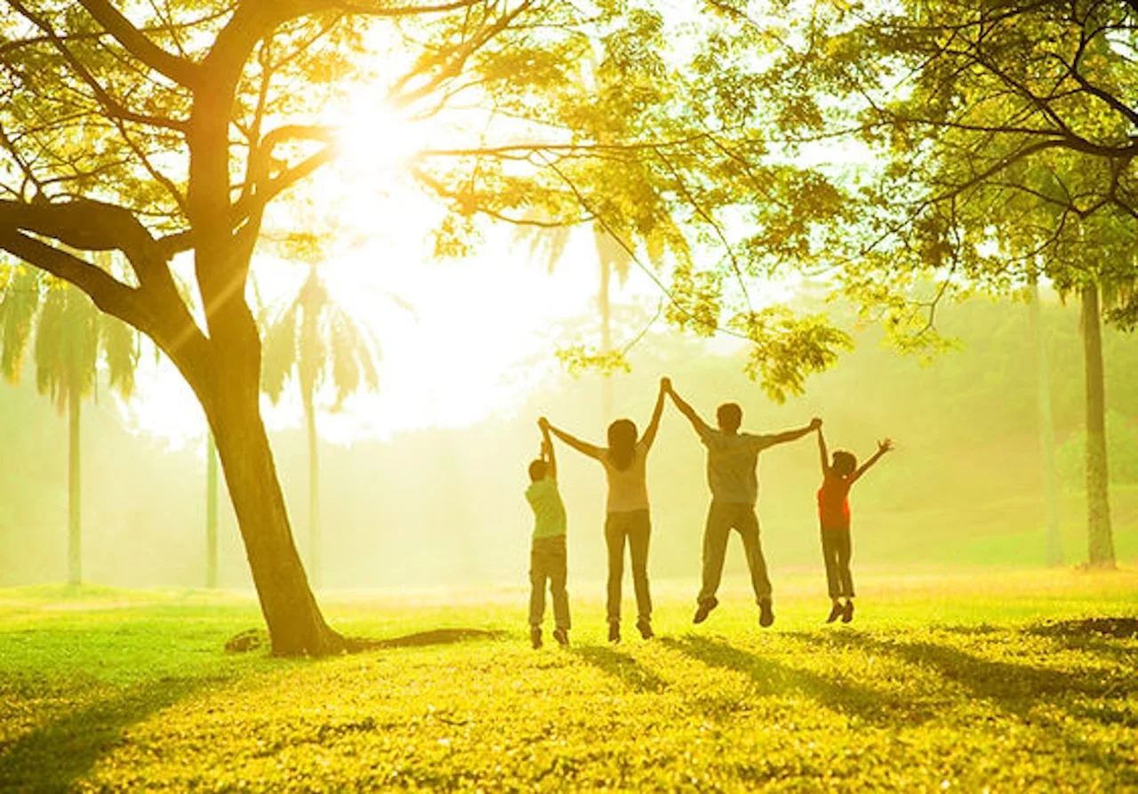 Familie genießt im Garten der Ozeanos Medizinschule